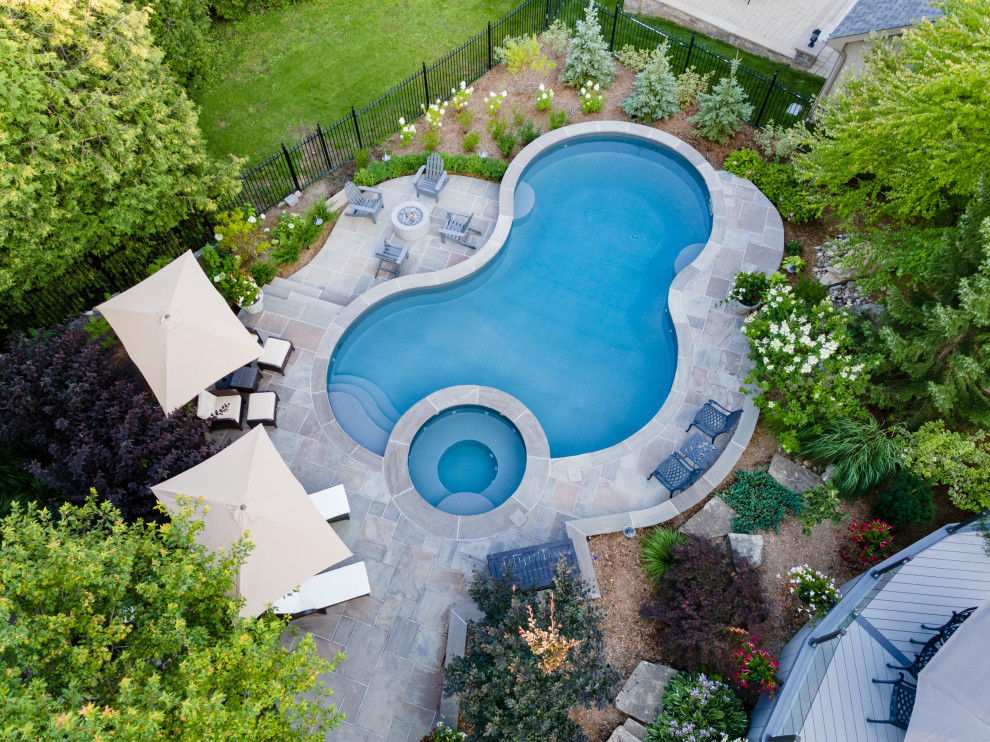 Mittelgroßer Klassischer Pool hinter dem Haus in Nierenform mit Pool-Gartenbau und Natursteinplatten in Toronto
