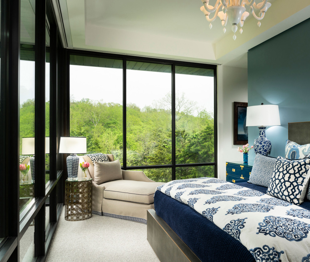 Свежая идея для дизайна: большая хозяйская спальня в стиле модернизм с синими стенами, ковровым покрытием, двусторонним камином, фасадом камина из каменной кладки, серым полом и многоуровневым потолком - отличное фото интерьера