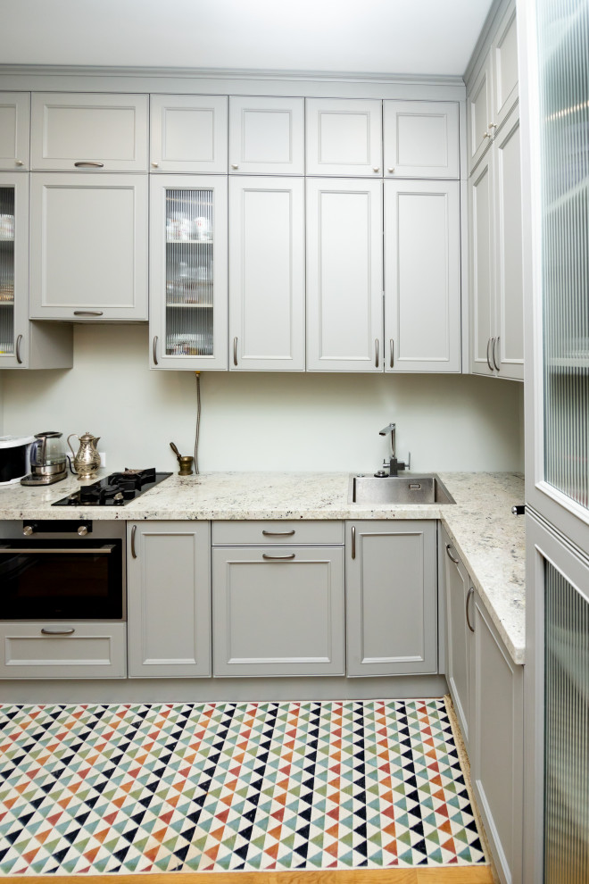 Светло-серая кухня в классическом стиле