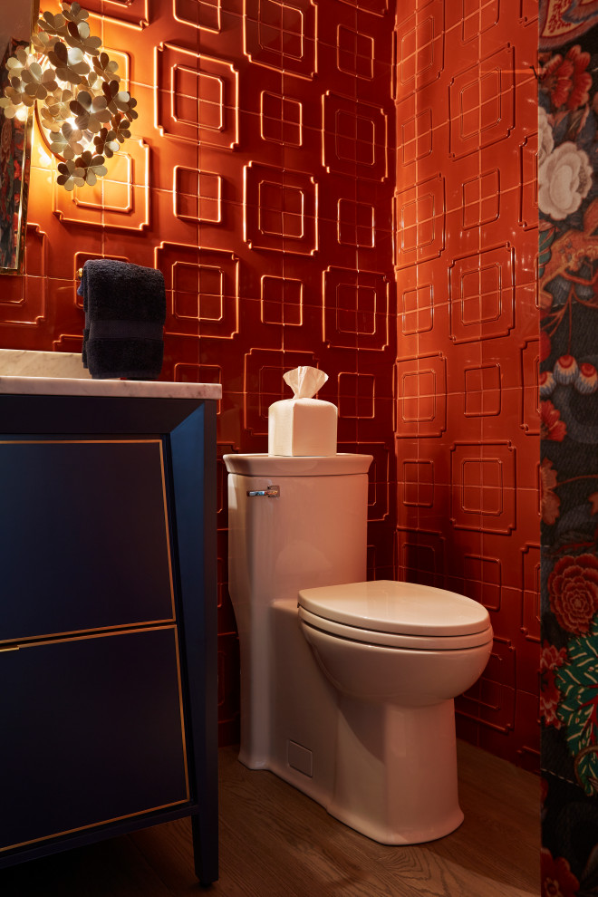 Источник вдохновения для домашнего уюта: туалет среднего размера в стиле модернизм с плоскими фасадами, синими фасадами, унитазом-моноблоком, оранжевой плиткой, керамогранитной плиткой, разноцветными стенами, светлым паркетным полом, врезной раковиной, столешницей из искусственного камня, серым полом, белой столешницей, напольной тумбой и обоями на стенах