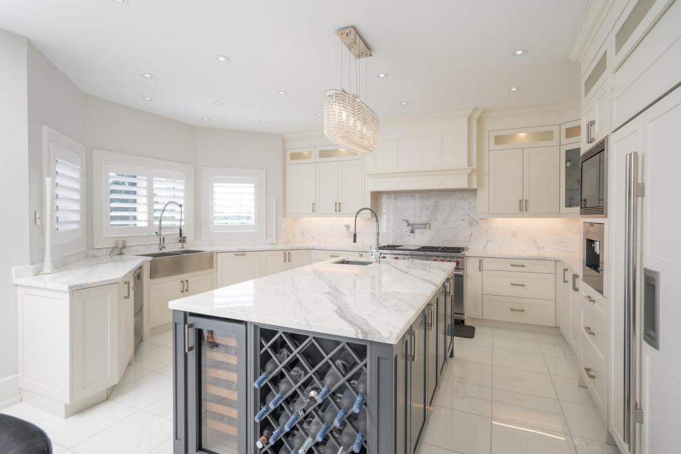 Transitional kitchen photo in Toronto