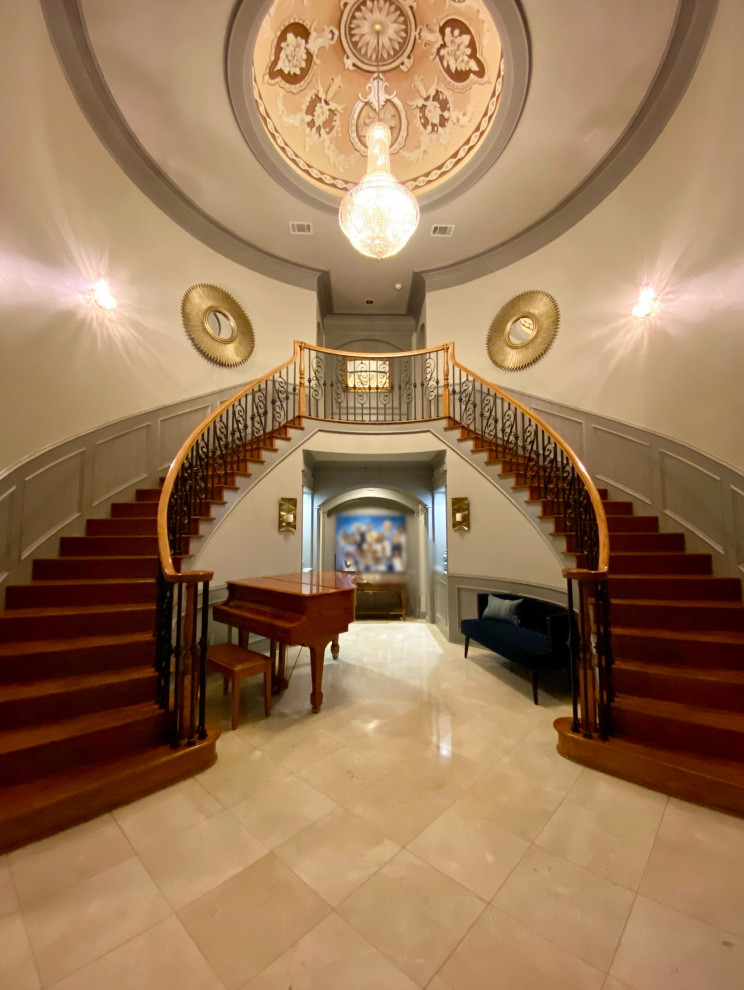 Großes Klassisches Foyer mit Doppeltür und gewölbter Decke in Dallas