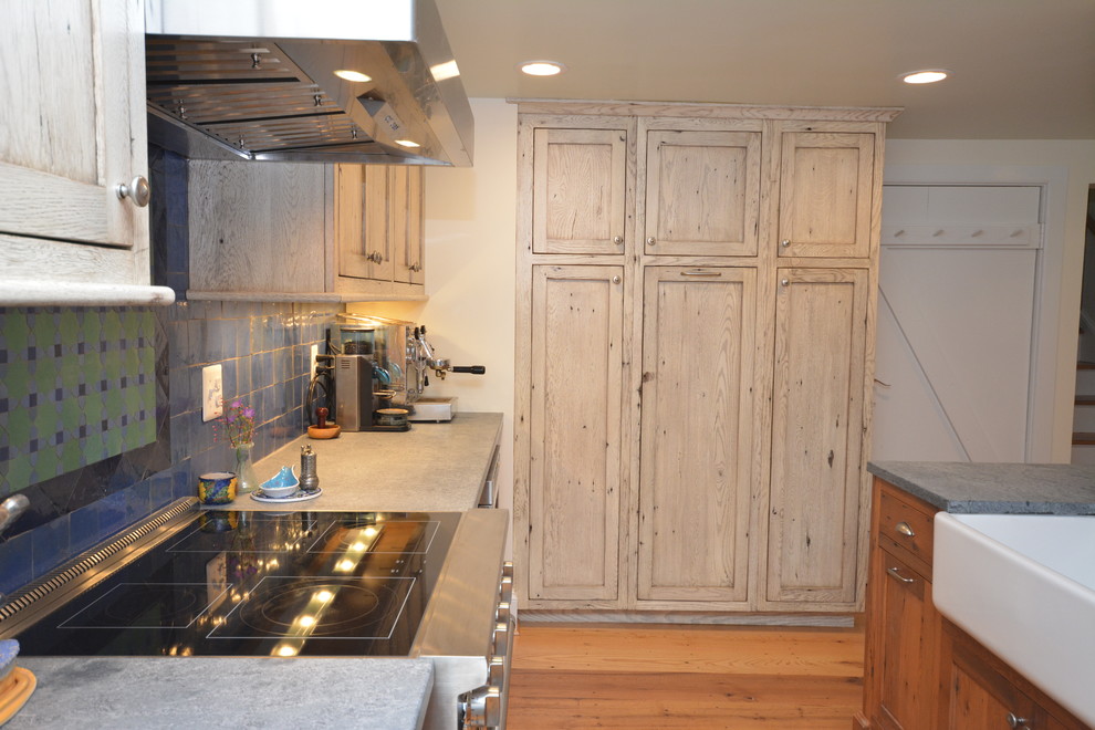 Example of a mountain style home design design in DC Metro