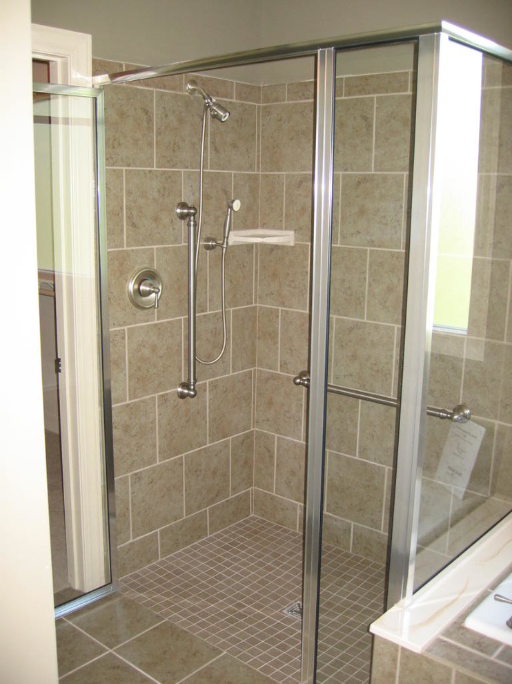 Design ideas for a mid-sized traditional master bathroom in Dallas with a curbless shower, ceramic tile, ceramic floors, a hinged shower door, a drop-in tub, a two-piece toilet, gray tile and grey walls.
