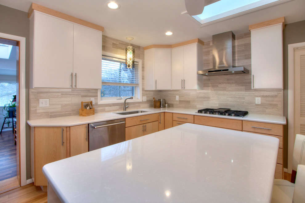 Inspiration for a mid-sized modern u-shaped separate kitchen in St Louis with an undermount sink, flat-panel cabinets, white cabinets, quartzite benchtops, grey splashback, stone tile splashback, stainless steel appliances, bamboo floors and with island.