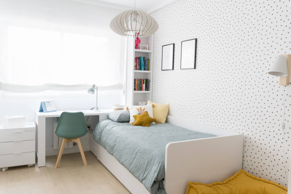 Ejemplo de dormitorio infantil de 4 a 10 años nórdico de tamaño medio con paredes blancas, suelo de madera clara, suelo marrón y papel pintado