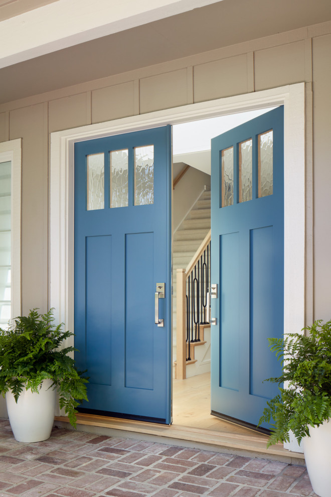 Foto di una porta d'ingresso tradizionale di medie dimensioni con una porta a due ante e una porta blu