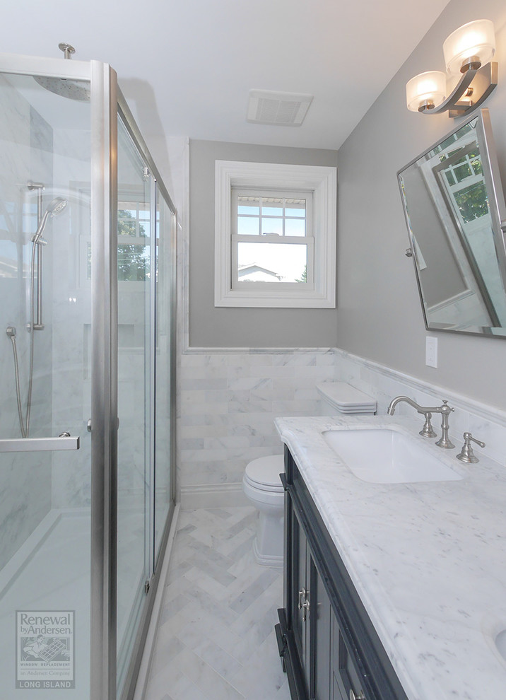 Exempel på ett mellanstort grå grått badrum, med skåp i slitet trä, en dubbeldusch, en toalettstol med separat cisternkåpa, grå kakel, ett undermonterad handfat, marmorbänkskiva och dusch med skjutdörr