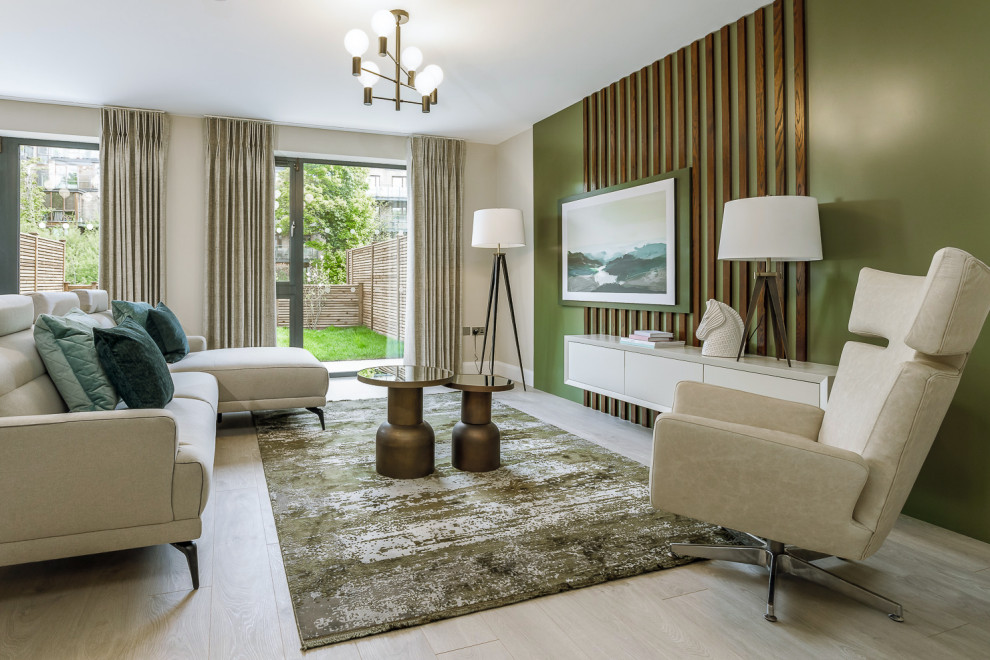 Foto di un grande soggiorno minimal con pareti verdi, parquet chiaro e parete attrezzata