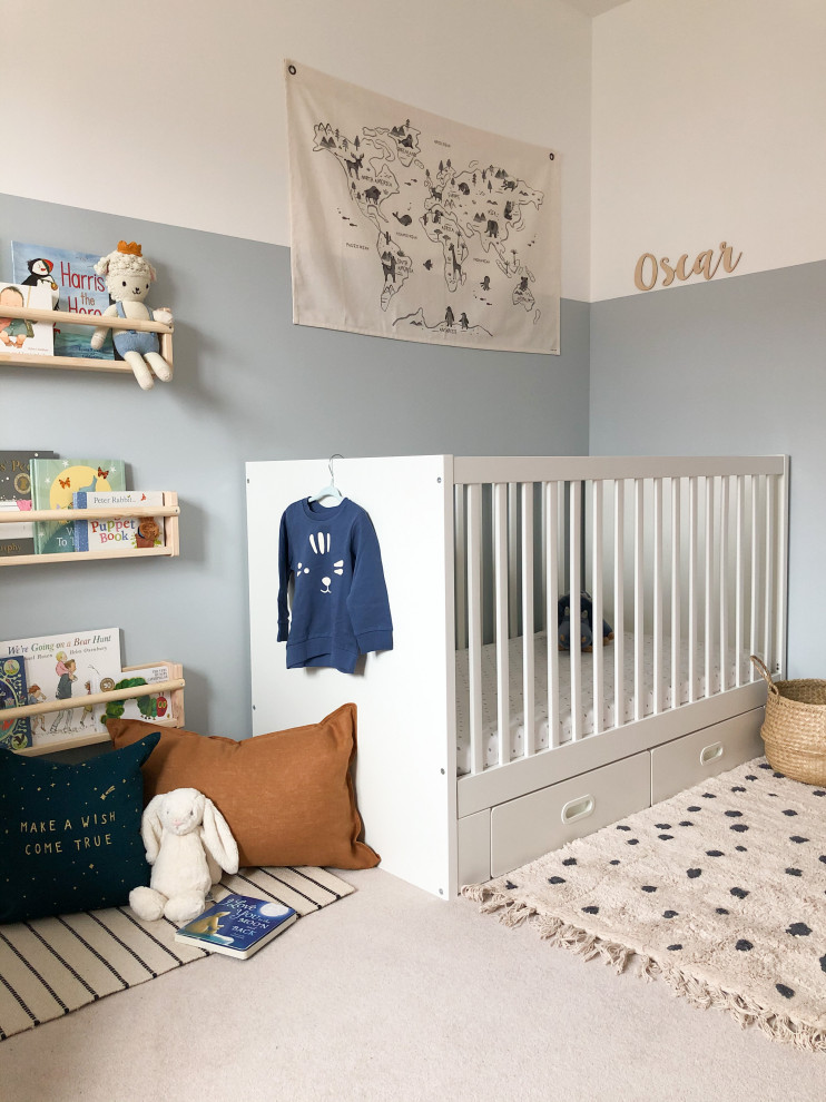 Idéer för ett litet modernt babyrum, med blå väggar, heltäckningsmatta och beiget golv