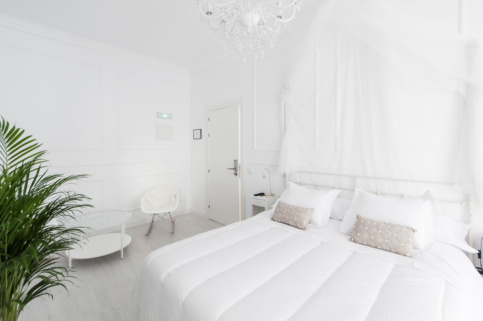 Ejemplo de dormitorio principal clásico renovado de tamaño medio sin chimenea con paredes blancas