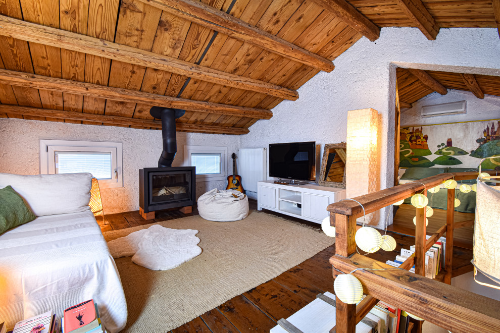 Идея дизайна: открытая гостиная комната среднего размера в стиле рустика с белыми стенами, деревянным полом, оранжевым полом, балками на потолке и печью-буржуйкой