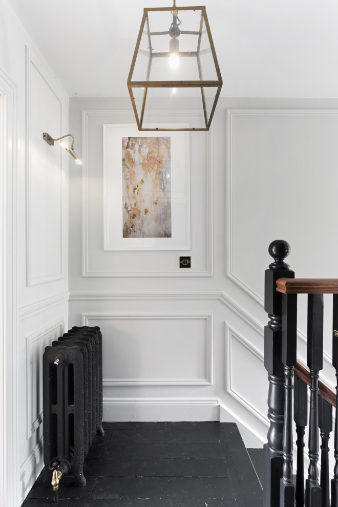 Источник вдохновения для домашнего уюта: коридор в современном стиле с белыми стенами и панелями на части стены