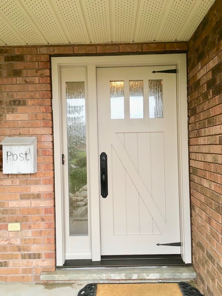 Example of a mountain style entryway design in Toronto