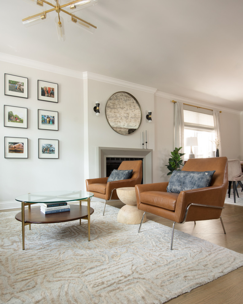 Mittelgroßes, Offenes Klassisches Wohnzimmer mit weißer Wandfarbe, braunem Holzboden, Kamin, Kaminumrandung aus Beton und braunem Boden in Chicago