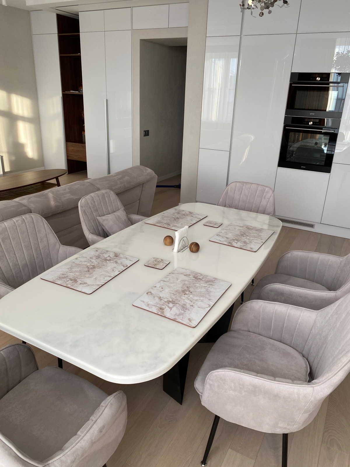 Обеденный стол под белый мрамор