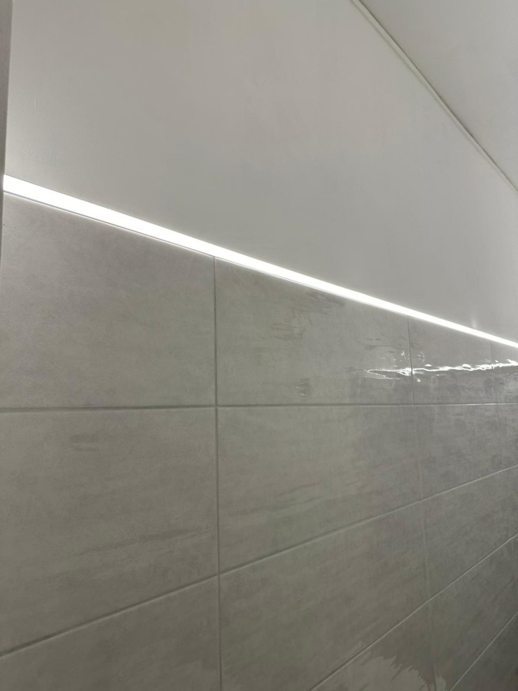 Come rendere un bagnpo piccolo senza finestra luminoso e funzionale?