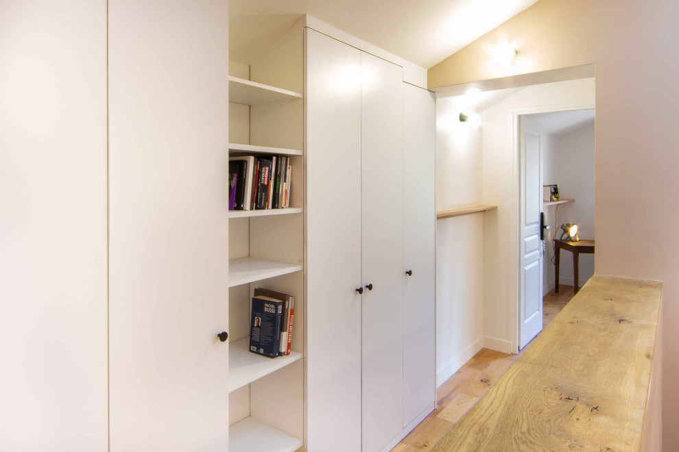 Источник вдохновения для домашнего уюта: коридор среднего размера в стиле ретро с розовыми стенами, светлым паркетным полом и коричневым полом