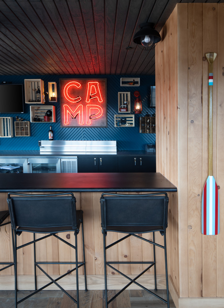 Пример оригинального дизайна: домашний бар в скандинавском стиле с барной стойкой и светлыми деревянными фасадами