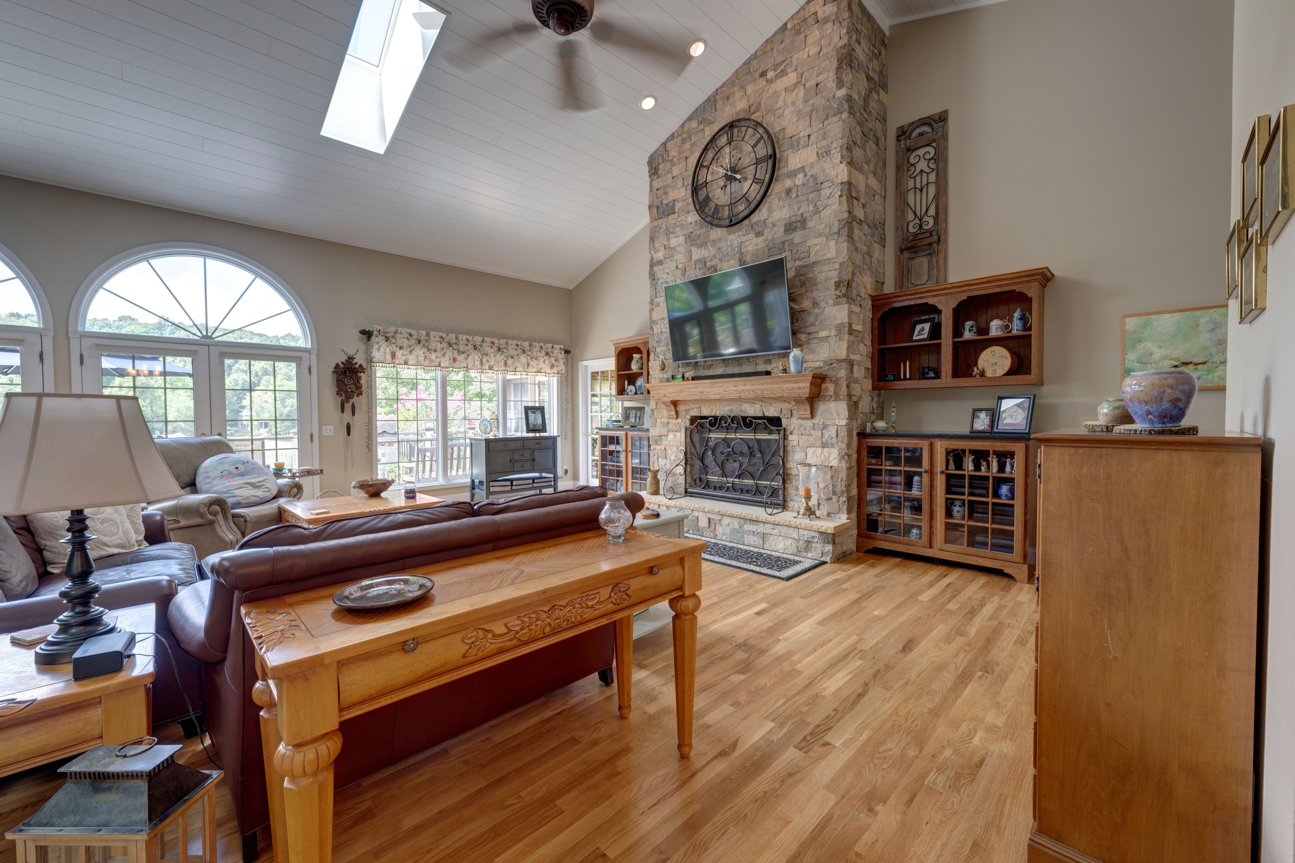 118 Chatham Lane - Ceiling, Fireplace, Floor
