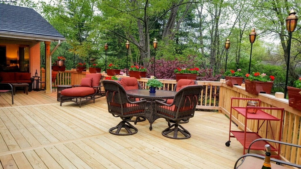 This is an example of a large traditional backyard deck in Columbus.