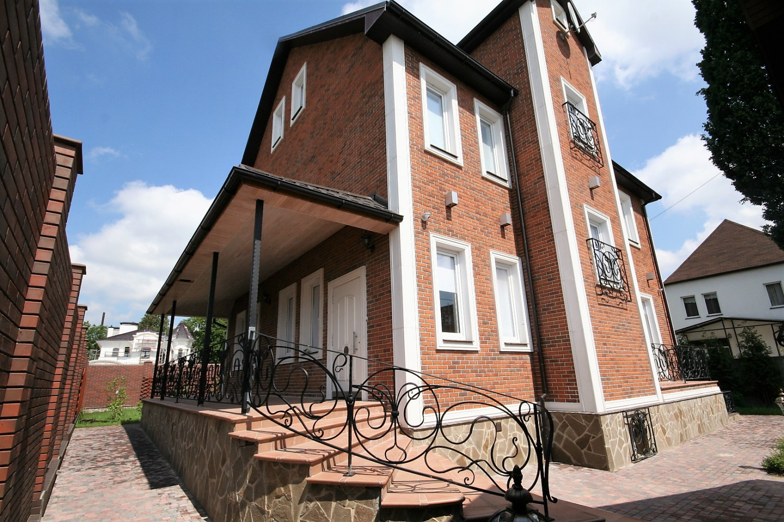 Фасад трехэтажного частного дома до/после