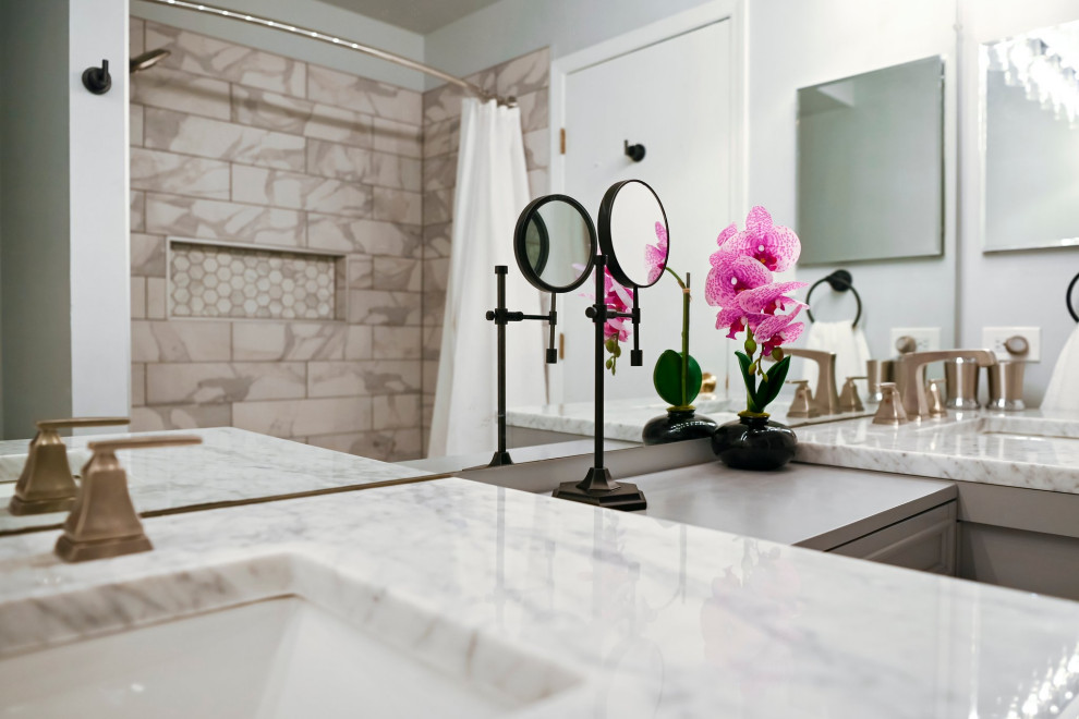 Example of a transitional home design design in Chicago