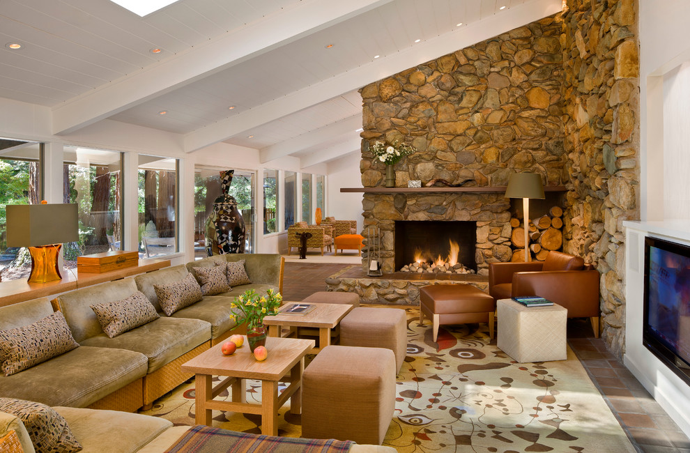 This is an example of a midcentury living room in Sacramento with white walls.