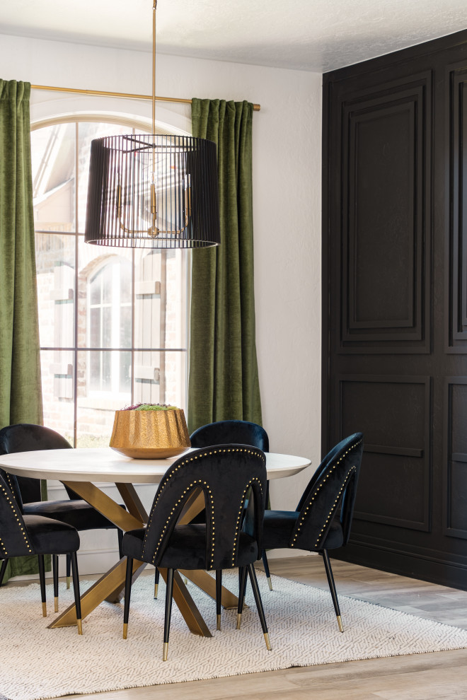 Inspiration pour une salle à manger ouverte sur le salon traditionnelle avec un mur blanc, un sol en bois brun, un sol marron et du lambris.
