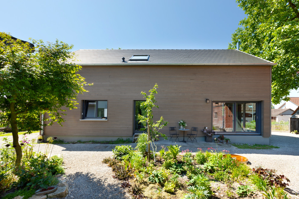 Inspiration for a large contemporary backyard partial sun garden for summer in Stuttgart with gravel.