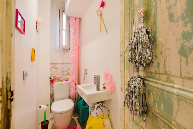 Réalisation d'un WC et toilettes bohème avec un lavabo suspendu, un WC séparé et un mur blanc.