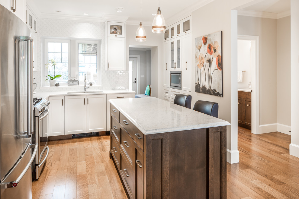 Kitchen - transitional kitchen idea in Vancouver