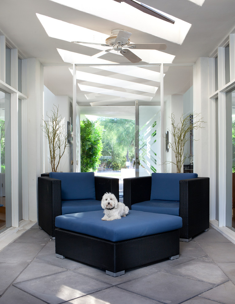 Photo of a mid-sized transitional sunroom in Phoenix with concrete floors and a standard ceiling.
