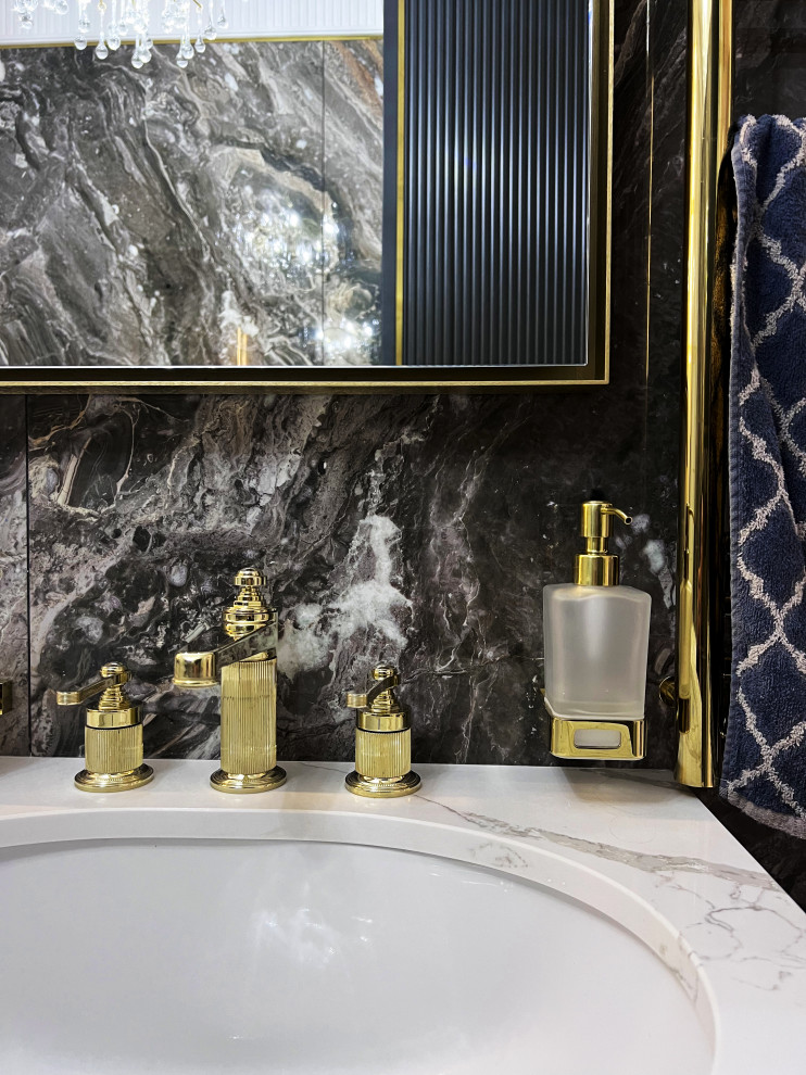 Зеркало в сатинированной раме с подсветкой