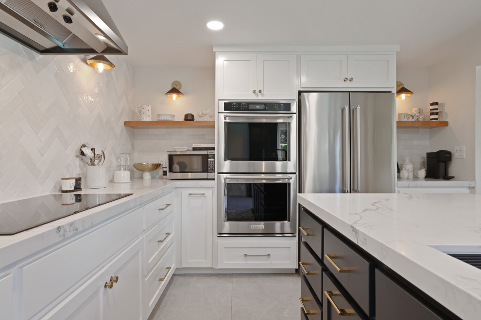 Exempel på ett modernt vit vitt kök, med en undermonterad diskho, vita skåp, bänkskiva i kvarts, vitt stänkskydd, stänkskydd i keramik, rostfria vitvaror och en köksö