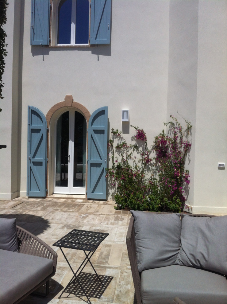 Foto di un ampio patio o portico mediterraneo davanti casa con pavimentazioni in mattoni
