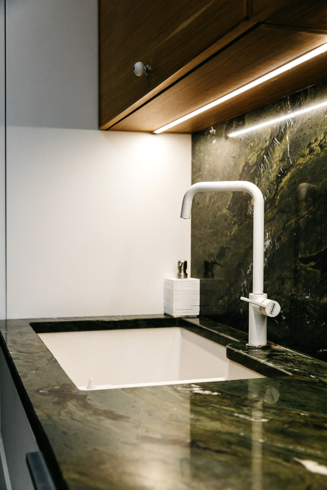 Верхние шкафики из массива дуба, подсветка рабочей зоны