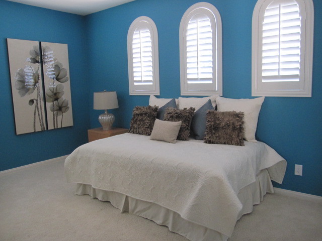 Photo of a modern guest bedroom in Las Vegas with blue walls and carpet.