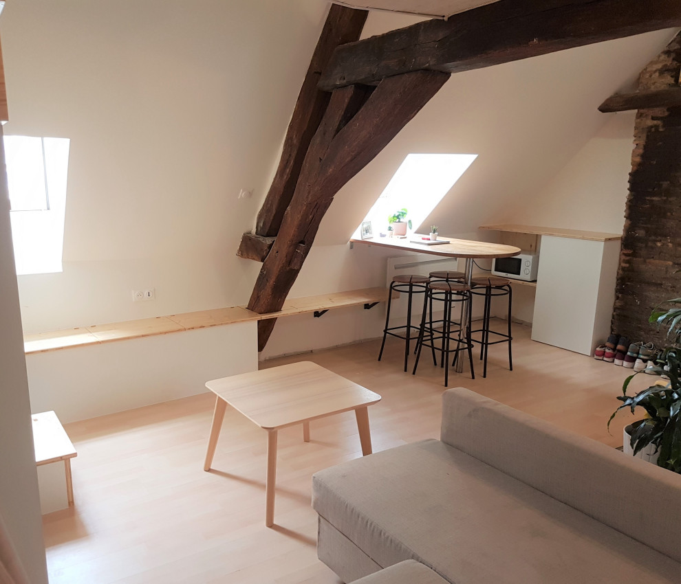 Kleines Klassisches Wohnzimmer ohne Kamin, im Loft-Stil mit weißer Wandfarbe, hellem Holzboden, braunem Boden, freigelegten Dachbalken und Ziegelwänden in Nantes