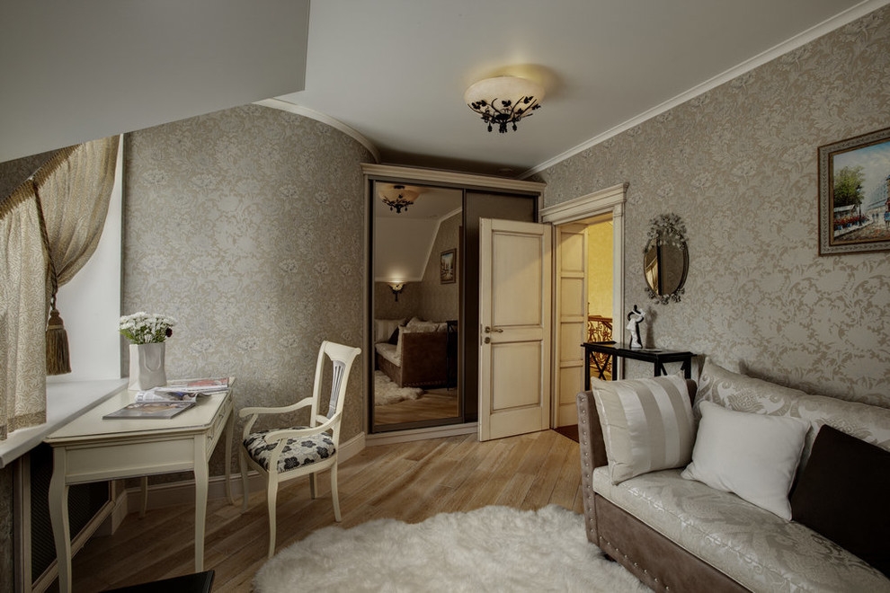 Ejemplo de habitación de invitados tradicional renovada de tamaño medio con paredes beige, suelo de madera pintada y suelo beige