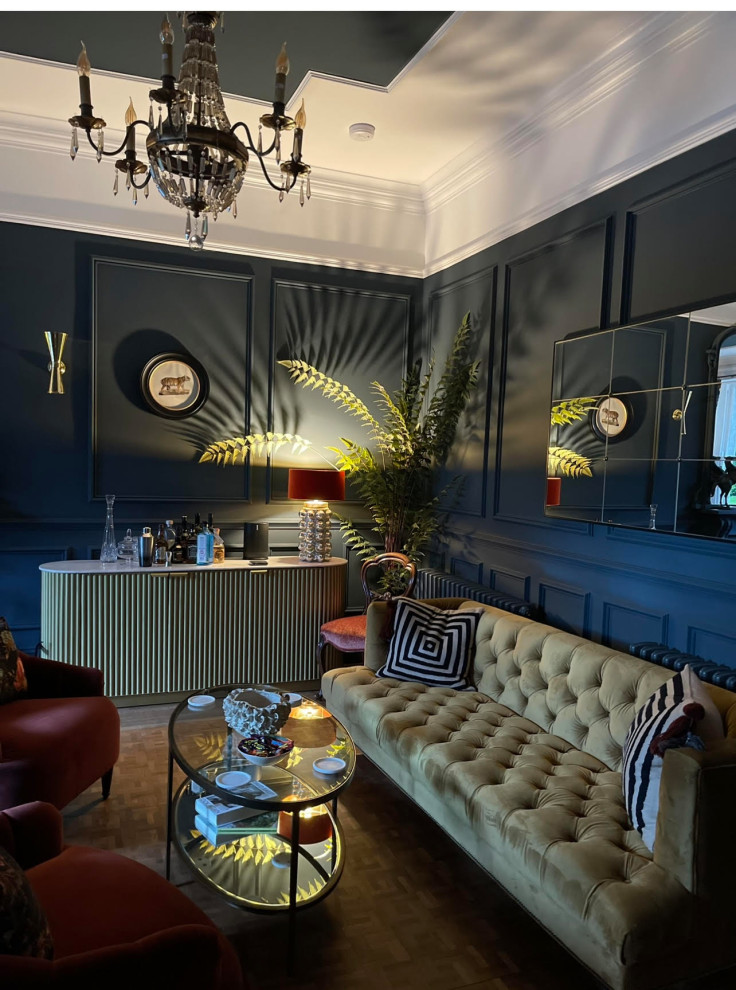 Ejemplo de salón con barra de bar cerrado bohemio grande con paredes azules, suelo de madera oscura, suelo marrón y bandeja