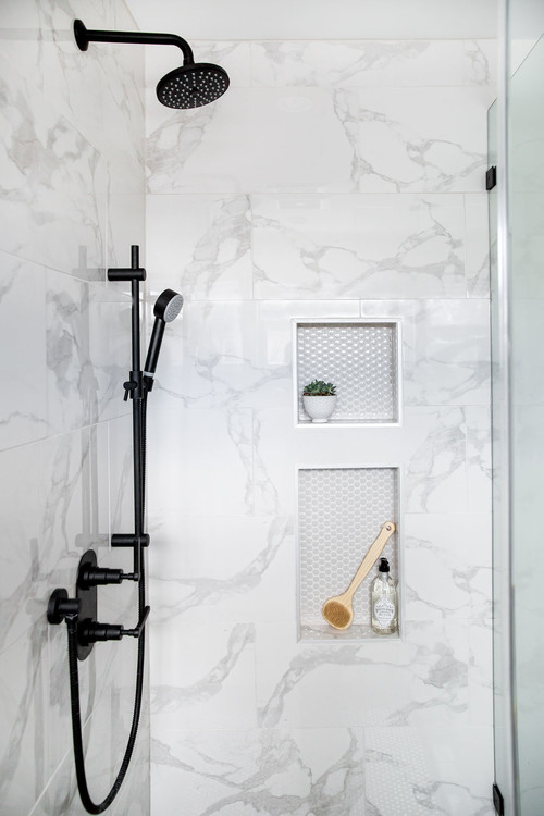 Marble Elegance: White Shower Tiles with Black Accents and Niches for a Contemporary Touch