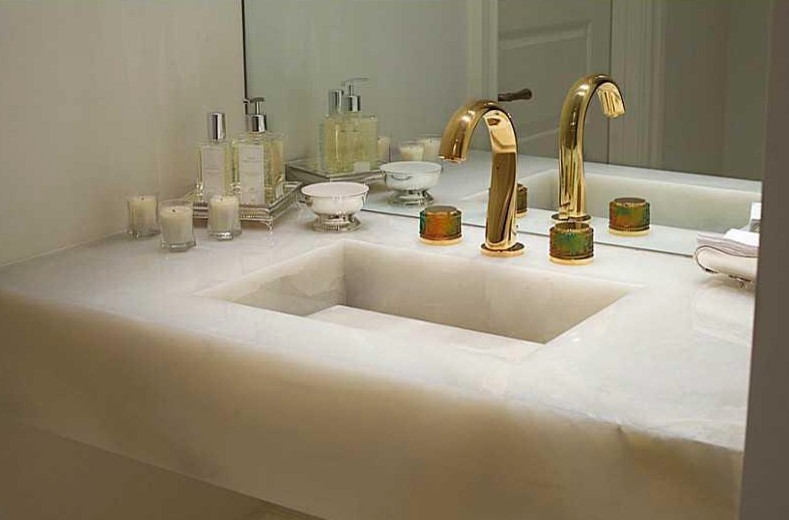 Example of a transitional home design design in Miami