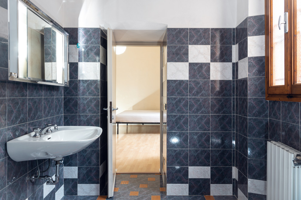 Inspiration för små moderna badrum med dusch, med luckor med glaspanel, grå skåp, en öppen dusch, en toalettstol med separat cisternkåpa, blå kakel, keramikplattor, blå väggar, klinkergolv i keramik, ett väggmonterat handfat, blått golv och dusch med duschdraperi