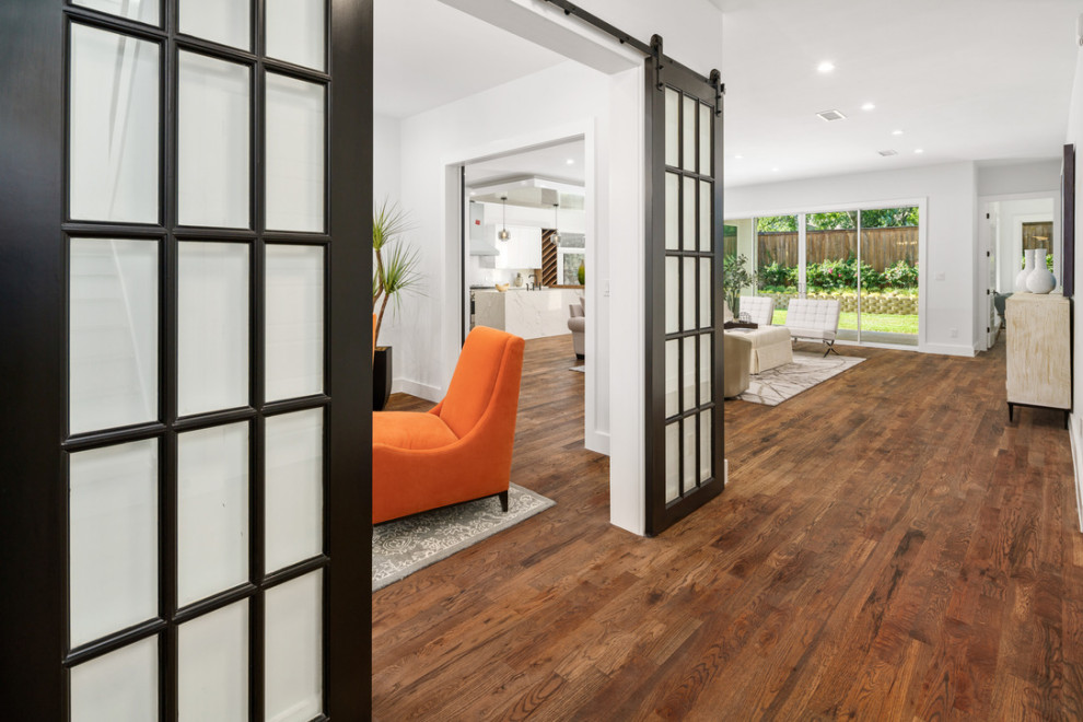 Example of a transitional home design design in Dallas