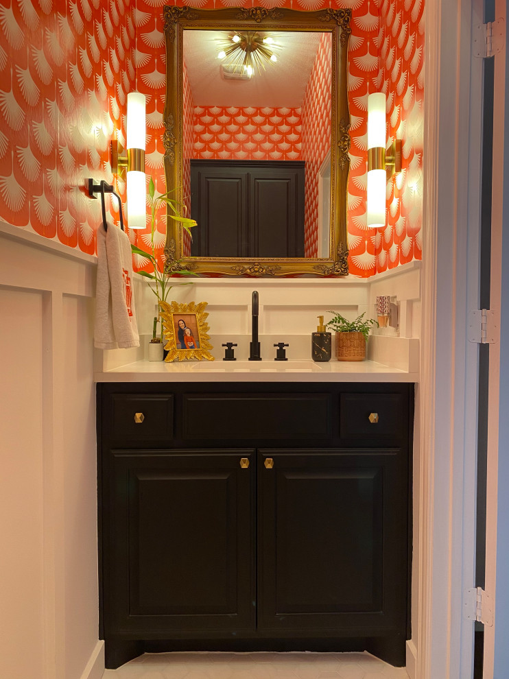 Kleine Eklektische Gästetoilette mit schwarzen Schränken, Toilette mit Aufsatzspülkasten, oranger Wandfarbe, Marmorboden, Unterbauwaschbecken, Quarzwerkstein-Waschtisch, weißem Boden, weißer Waschtischplatte, eingebautem Waschtisch und Tapetenwänden in Dallas