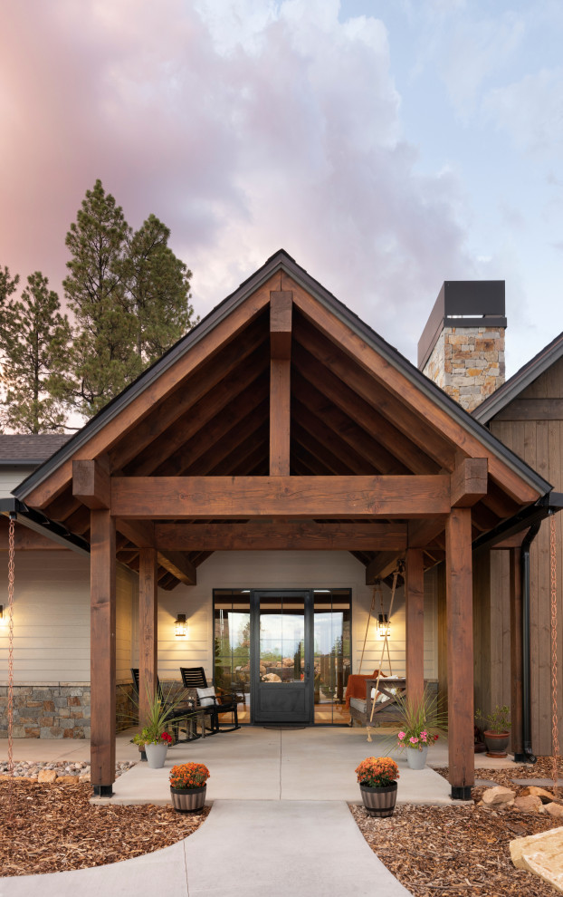 Landhausstil Haustür mit Betonboden, Einzeltür, grauer Haustür, freigelegten Dachbalken und Holzwänden in Denver