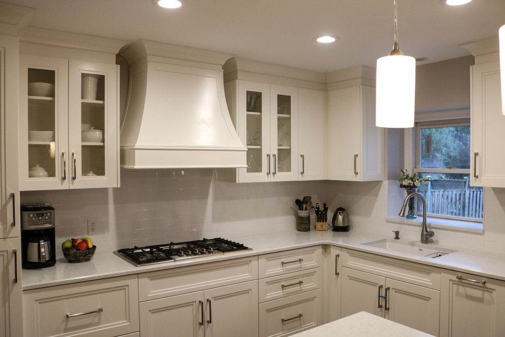 Transitional kitchen photo in Toronto