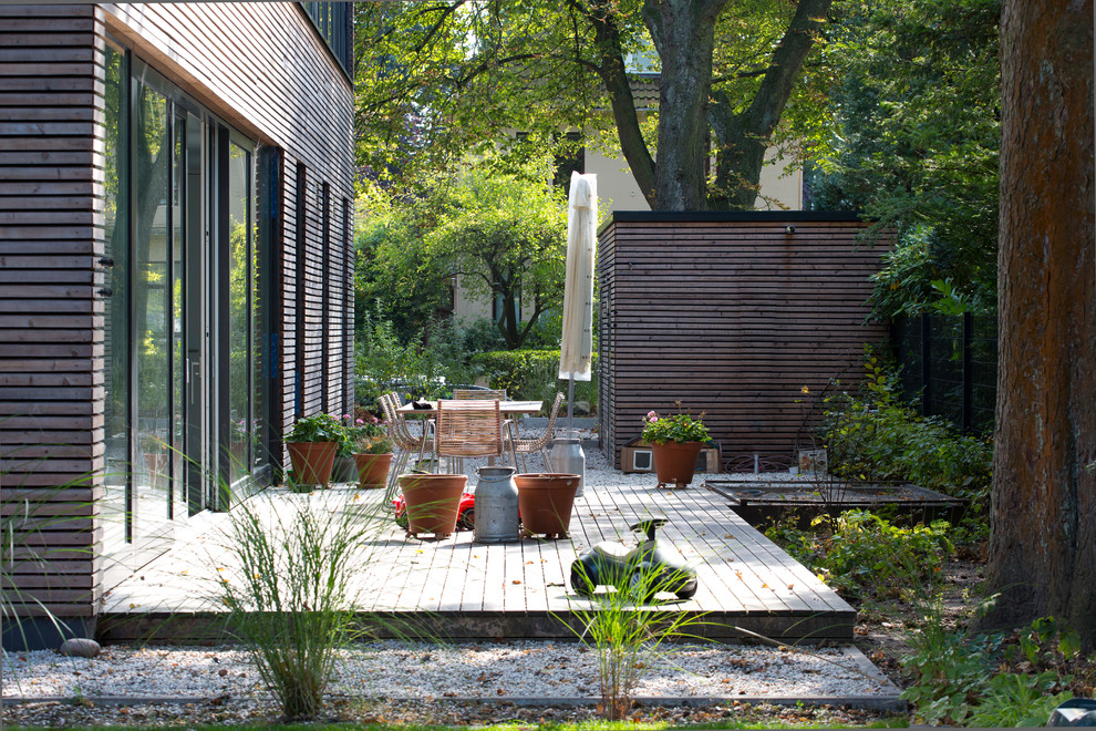 Design ideas for a mid-sized contemporary backyard deck in Hamburg.