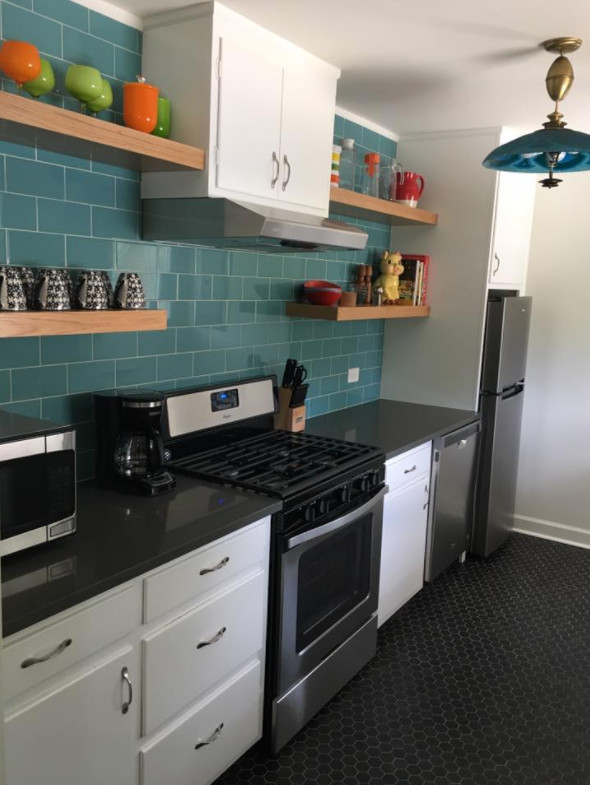 Kitchen - kitchen idea in Chicago